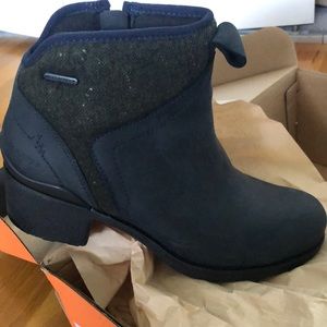 Merrill Chateau II mid rise snow/rain boot in dark navy. Size 7 1/2.